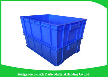 Wadah Stackable Plastik Sedang Memindahkan Penyimpanan Untuk Buah Dan Sayuran