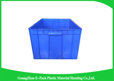Wadah Stackable Plastik Sedang Memindahkan Penyimpanan Untuk Buah Dan Sayuran