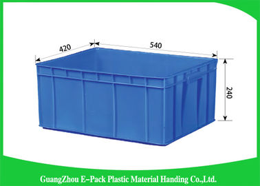 Wadah Stackable Plastik Sedang Memindahkan Penyimpanan Untuk Buah Dan Sayuran